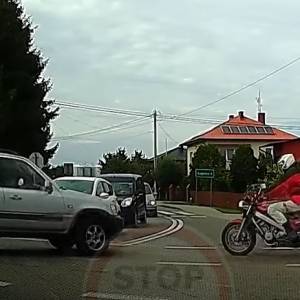 Kamera nagrała zderzenie osobówki z motocyklistą. Internauci zszokowani zachowaniem świadków! [WIDEO]
