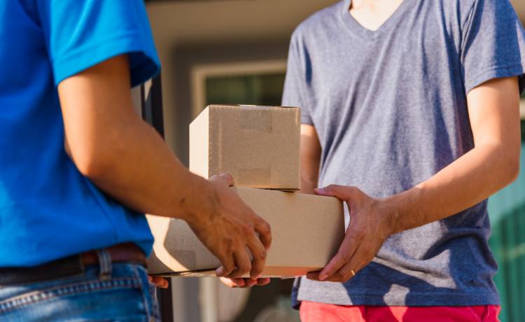 Czy prezenty zamówione kurierem dotrą na święta? Firmy podały terminy dostaw