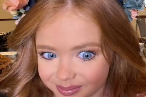 Od dziecka na wybiegu. Zgadniecie, ile rzeczywiście lat ma ta mała miss piękności?