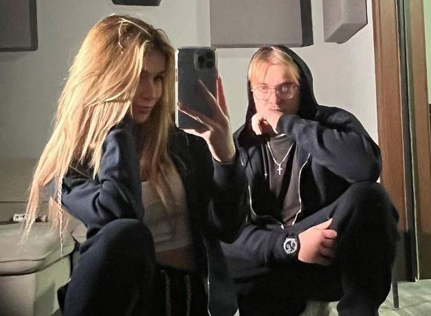 Roxie Węgiel pozuje z narzeczonym. Piosenkarka pochwaliła się nowym zdjęciem [FOTO]