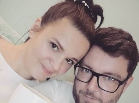 Agnieszka ze "Ślubu..." w grzywce i czarnych włosach! Wojtek podzielił się starą fotografią!