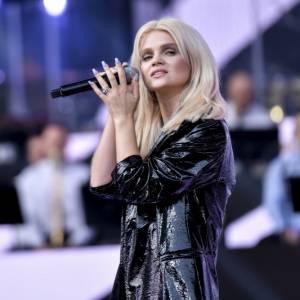 Margaret zachwyca stylową kreacją w pepitkę. Wyeksponowała zgrabne nogi i płaski brzuch. "Ślicznotka" [ZDJĘCIA]