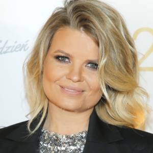 Marta Manowska w rozpiętej bluzie. Odsłoniła ciało i usiadła na sporej maszynie! Dziennikarka opublikowała śmiały kadr z wakacji [ZDJĘCIE]