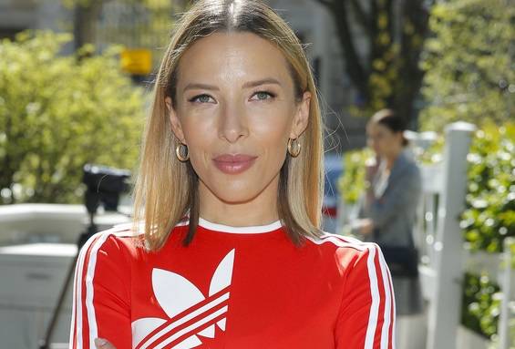 Ewa Chodakowska na zdjęciu z mężem śmiało eksponuje swój biust. Internauci podzieleni w opiniach!                                           