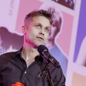 Starszy brat Macieja Zakościelnego rzadko pojawia się w mediach. Jak wygląda Filip Zakościelny?