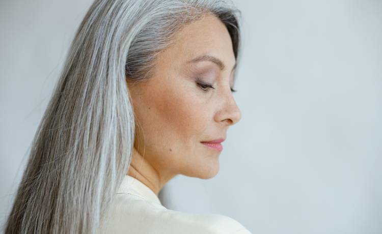 Stres, który odbiera kolor włosom – czy nagłe siwienie jest możliwe?, fot. Shutterstock