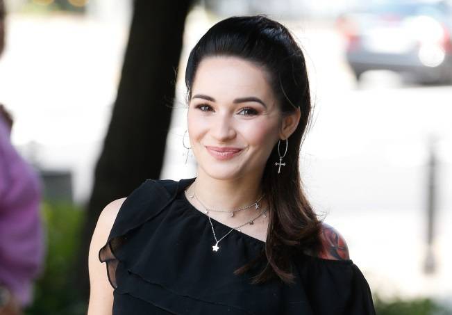 Ewelina Lisowska odsłania biust w mocno wyciętym kostiumie kąpielowym. Wybór stroju był przypadkowy? [ZDJĘCIA]                                                                                                                                                 