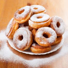 Przepis na obłędne oponki serowe. Nie oprzesz się im w tłusty czwartek