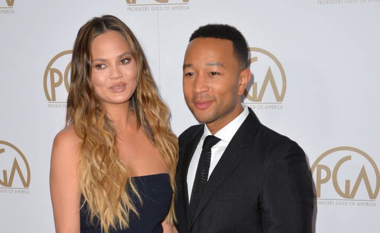 Żona Johna Legenda bez stanika! Chrissy Teigen pokazuje ciało, a fani sugerują ciążę?! "Hot mama"