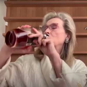 Meryl Streep podbija sieć! Aktorka śpiewa znany hit w szlafroku i z ulubionym drinkiem! 