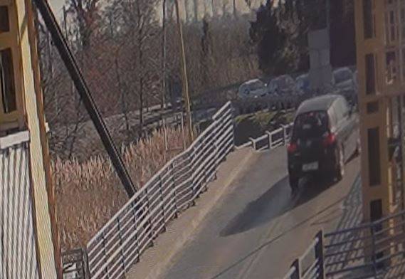 Skok samochodem przez most zwodzony. Zaskakujący wyczyn 51-latki! [WIDEO]