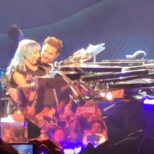 Lady Gaga i Bradley Cooper "Shallow". Pierwsze wykonanie tego przeboju "na żywo"! [WIDEO]