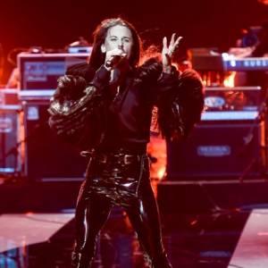 Niesamowity występ Michała Szpaka w Sopocie! Wokalista oddał hołd Korze