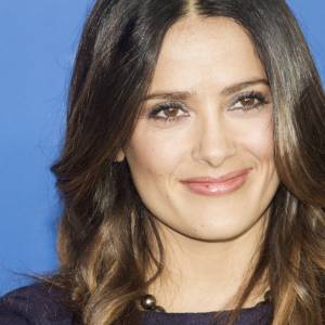 Salma Hayek śmiało prezentuje obfity biust. Rozgrzała internet do czerwoności [FOTO]