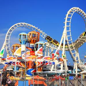 Wagonik z pędzącej kolejki oderwał się od torów. Nagranie z wypadku w parku rozrywki trafiło do sieci [WIDEO]