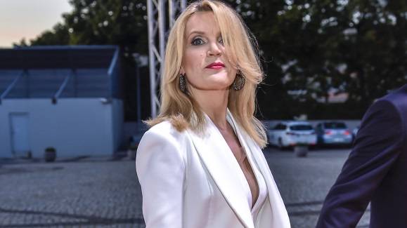 Jak wygląda dziś Dorota Chotecka? Danusia z "Miodowych lat" odsłania ciało w stroju kąpielowym z głębokim dekoltem! [ZDJĘCIA]