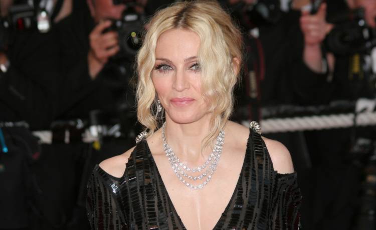 Madonna pozuje topless. 62-letnia gwiazda nie przestaje szokować