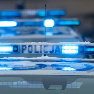 Potrącił policjanta samochodem, a potem rozbił się na drzewie. Był pijany