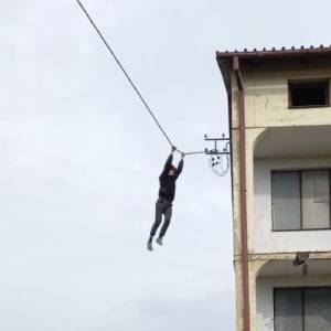 16-latek zwisał kilka metrów nad ziemią! Brawurowa próba ucieczki przed policją