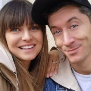 Zakochani Lewandowscy wtuleni w siebie na spacerze. Te kadry skradły serca internautów! [ZDJĘCIA]