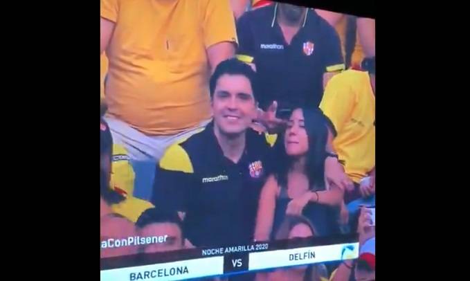 Kamera na meczu przyłapała go na... zdradzie. Zobaczył to cały świat i żona! [WIDEO]