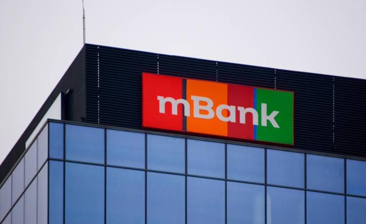 mBank ostrzega: wypłaty BLIK w Euronet z limitem. Jak nie stracić na prowizjach?, fot. Shutterstock