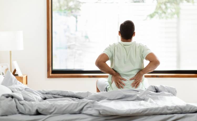 Jak śpisz? Te pozycje mogą zaszkodzić twojemu zdrowiu. Fot. Shutterstock