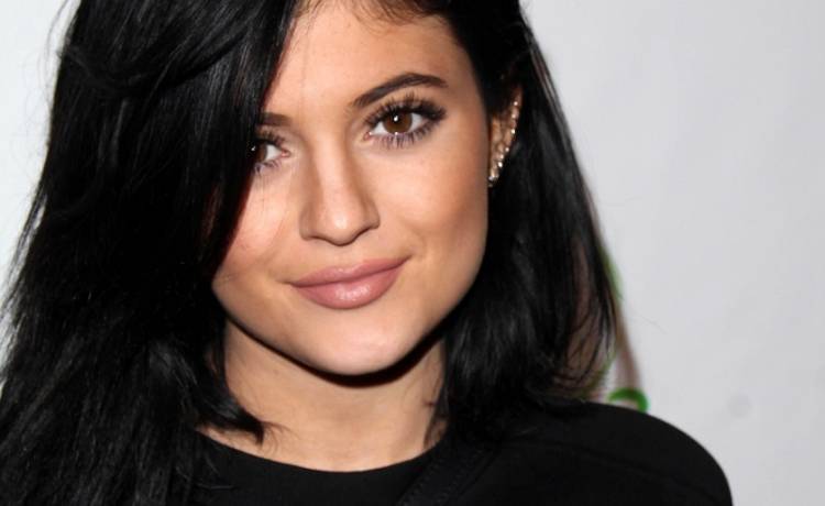 Kylie Jenner w lateksie i piórach. 23-latka publikuje śmiałe kadry [FOTO]