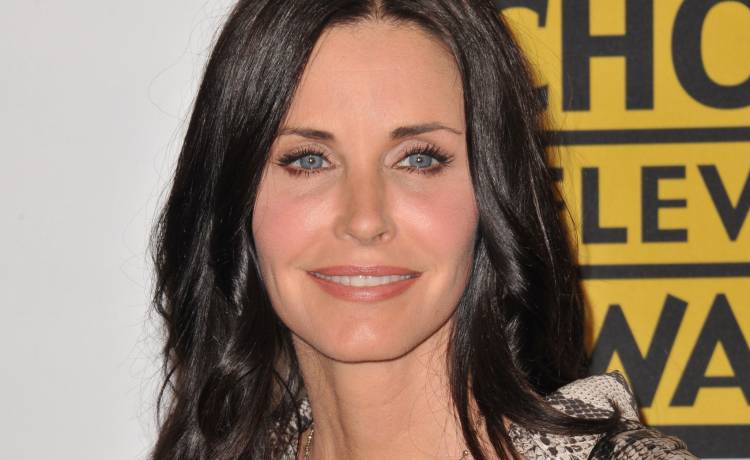 "Przyjaciele". Courteney Cox w pamiętnym tańcu z serialu. Towarzyszy jej Ed Sheeran! [WIDEO]