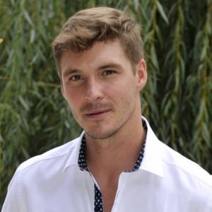 Mikołaj Roznerski w towarzystwie pięknej aktorki. W opisie mowa o "powrotach"