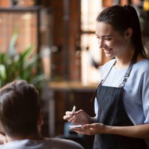 Te zachowania irytują kelnerów. Czego należy unikać w restauracjach?