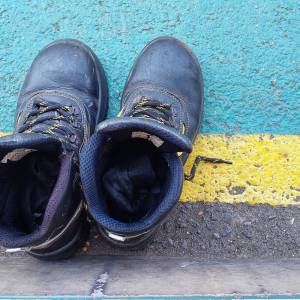 Co zrobić ze zniszczonymi butami? Nie wyrzucaj ich do czarnego pojemnika