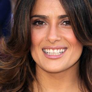 Salma Hayek w koronce i tiulu. 56-latka podkreśla wdzięki obłędną kreacją! [FOTO]