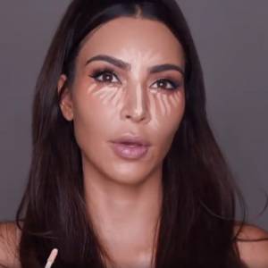 Kim Kardashian pokazała, jak zasłania swoje cienie pod oczami. Ten prosty trik odmienia wygląd!