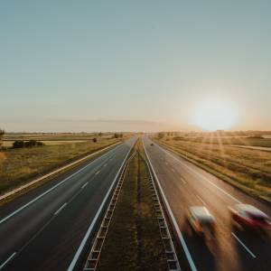 68-latek próbował przejść 60 kilometrów do domu. Na autostradzie znaleźli go policjanci, którzy udzielili mu pomocy