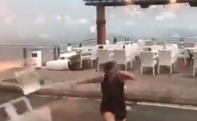 Latające meble, zdemolowane hotele, statek wyrwany z portu. Wszystko przez burzę [WIDEO]