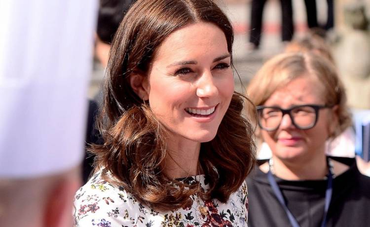 Pałac Kensington opublikował zdjęcia Kate przy pracy! Księżna w ogrodowym szale!                      