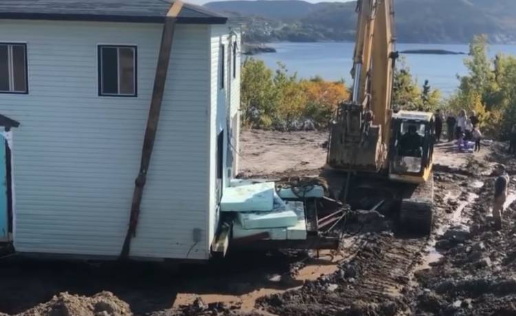 Planowali rozbiórkę ich domu. Postanowili przenieść go w nowe miejsce [WIDEO]