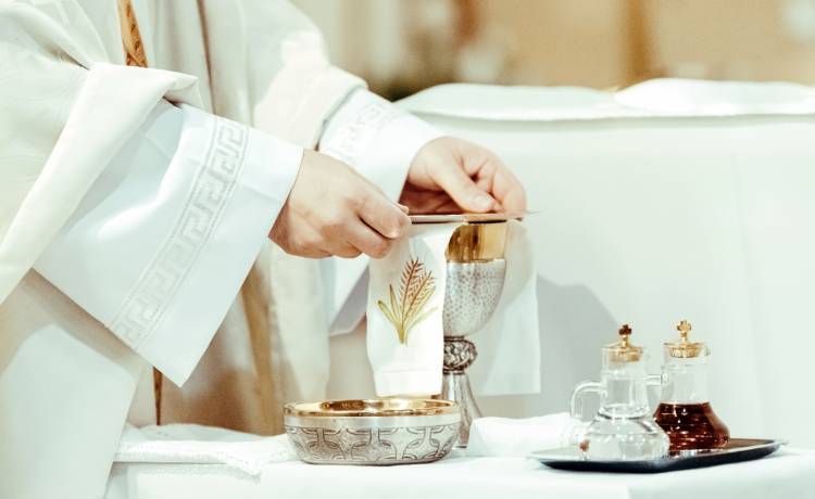 Dziecko chodzi wokół ołtarza i zaczepia księży [WIDEO]