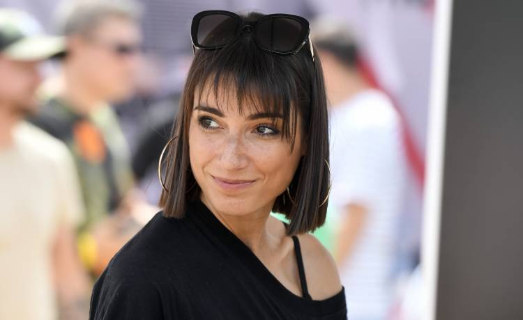 Szpilki i krwiście czerwona, krótka sukienka! Lenka Klimentová zniewala. "Wyglądasz zachwycająco" [FOTO]