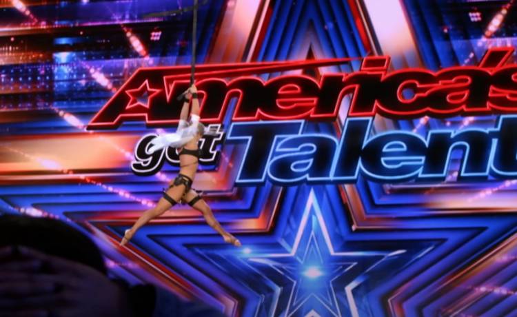 O włos od tragedii? Arcyniebezpieczny i niezwykle zmysłowy występ w "Mam Talent". "Powinna dostać złoty przycisk"! [WIDEO]