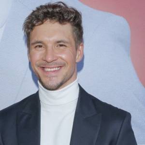 Mikołaj Roznerski z synem przemierzają klimatyczne uliczki. Aktor postawił na oryginalny strój! [ZDJĘCIE]