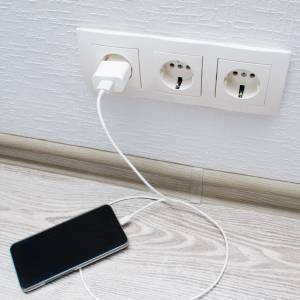 Czy nieużywane ładowarki w gniazdku "kradną" prąd? Odpowiedź Was zaskoczy!