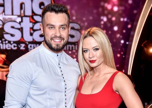  Katarzyna Dziurska i Emil Gankowski w bardzo intymnym kadrze                                            