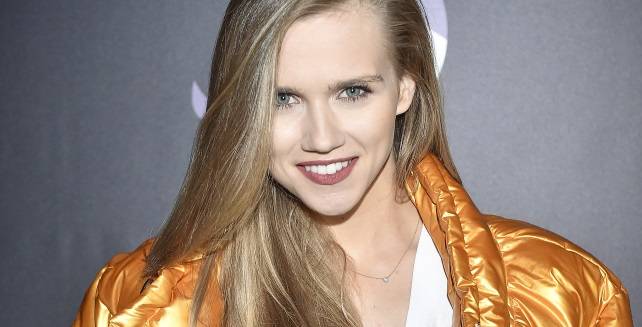 Agnieszka Kaczorowska zmysłowo. Biała suknia na ramiączkach i głęboki dekolt przykuwają uwagę. "Kusząco wyglądasz" - komentują internauci [WIDEO]