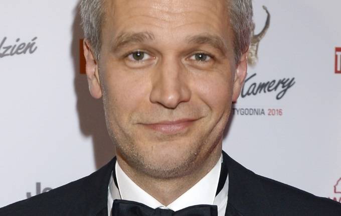 Michał Żebrowski drastycznie zmienił kolor włosów. Fani komentują: "Eliksir młodości dla mężczyzn to fryzjer i maszynka do golenia"