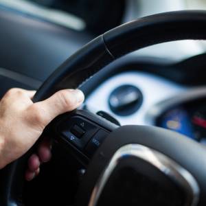 Ukradł samochód spod sklepu. W środku był pijany pasażer