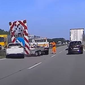 Chwile grozy na A4. Samochód wjechał w służbę drogową! Nagranie trafiło do sieci [WIDEO]