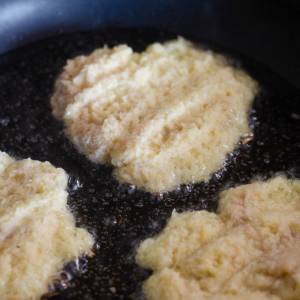 Oto 3 najczęściej popełniane błędy przy robieniu placków ziemniaczanych. Dlatego są gumowate i rozpadają się na patelni