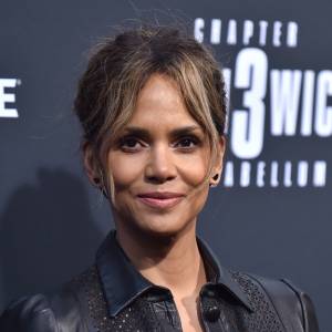 Halle Berry zachwyca w pomarańczowym bikini. Wróciła do sceny sprzed 18 lat!